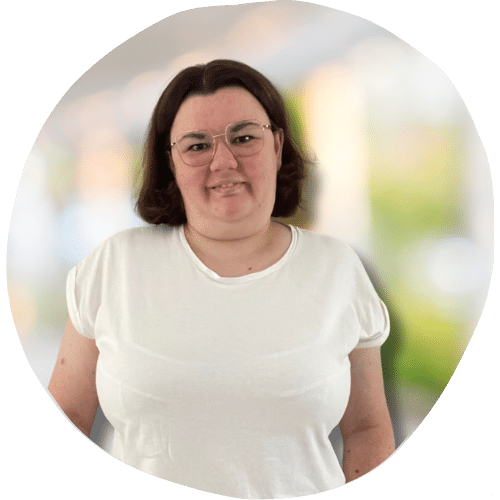 Portrait de Julia, assistante digitale pour solopreneure, spécialisée dans la mise en page de plateforme de formations et le montage vidéo